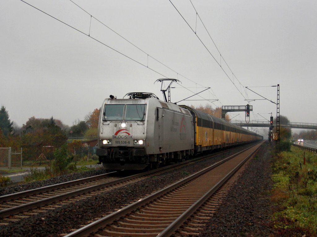 Die 185 538 am 30.10.2010 mit einem Autozug unterwegs bei Thngersheim. 