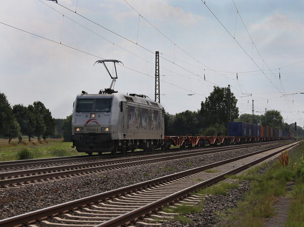 Die 185 540 am 10.08.2010 mit einem Containerzug unterwegs bei Drverden. 