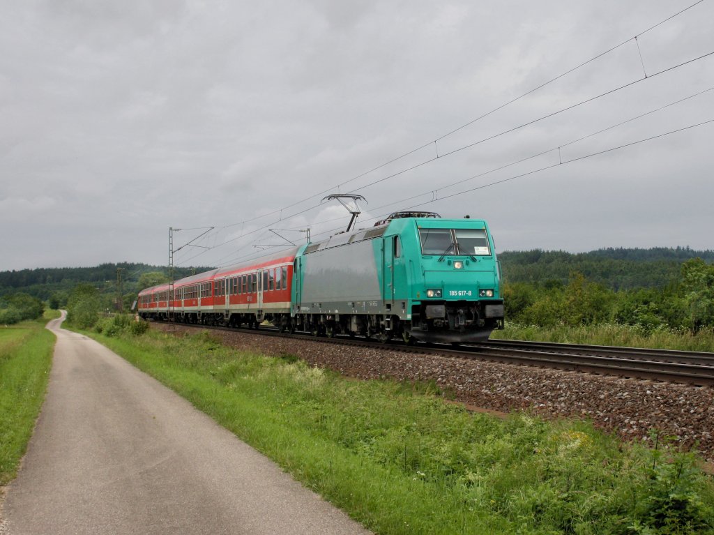 Die 185 617 mit einer S Bahn am 21.06.2011 unterwegs bei Plling. 