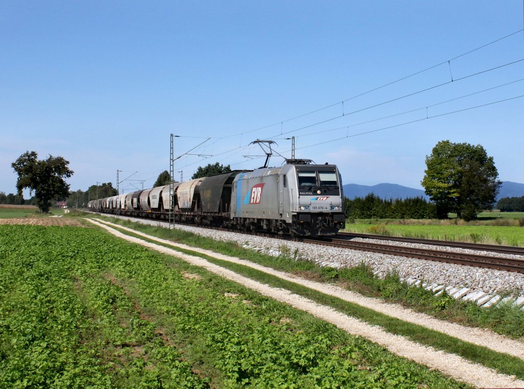 Die 185 676 mit einem Getreidezug am 16.09.2012 unterwegs bei Langenisarhofen.