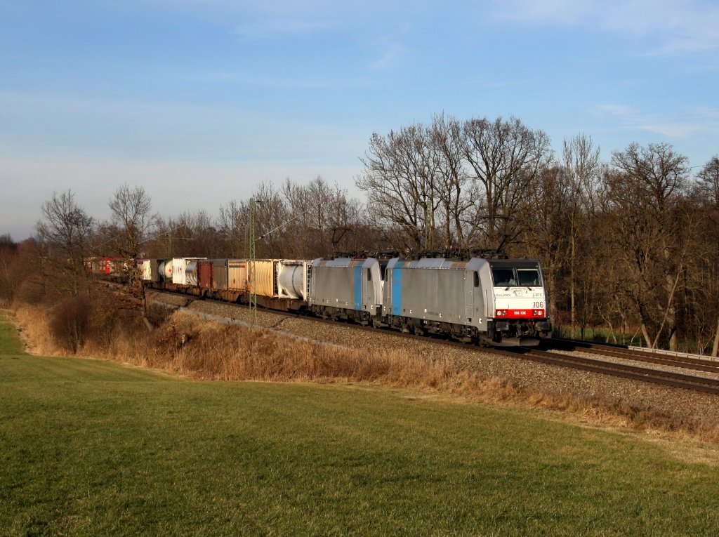 Die 186 106 und eine Weitere am 28.12.2011 mit einem KLV-Zug unterwegs bei Hilperting.