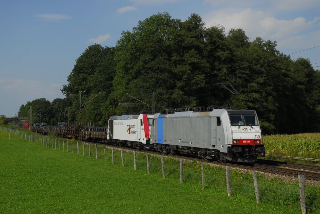 Die 186 110 und 185 665 kamen an herrlichen Mittwoch nachmittag und passieren hier die Fotostelle bei Vogl.