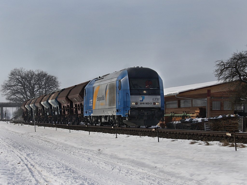 Die 2016 903 der LTE mit dem Petrolkokszug am 17.02.2010 unterwegs bei Alttting.