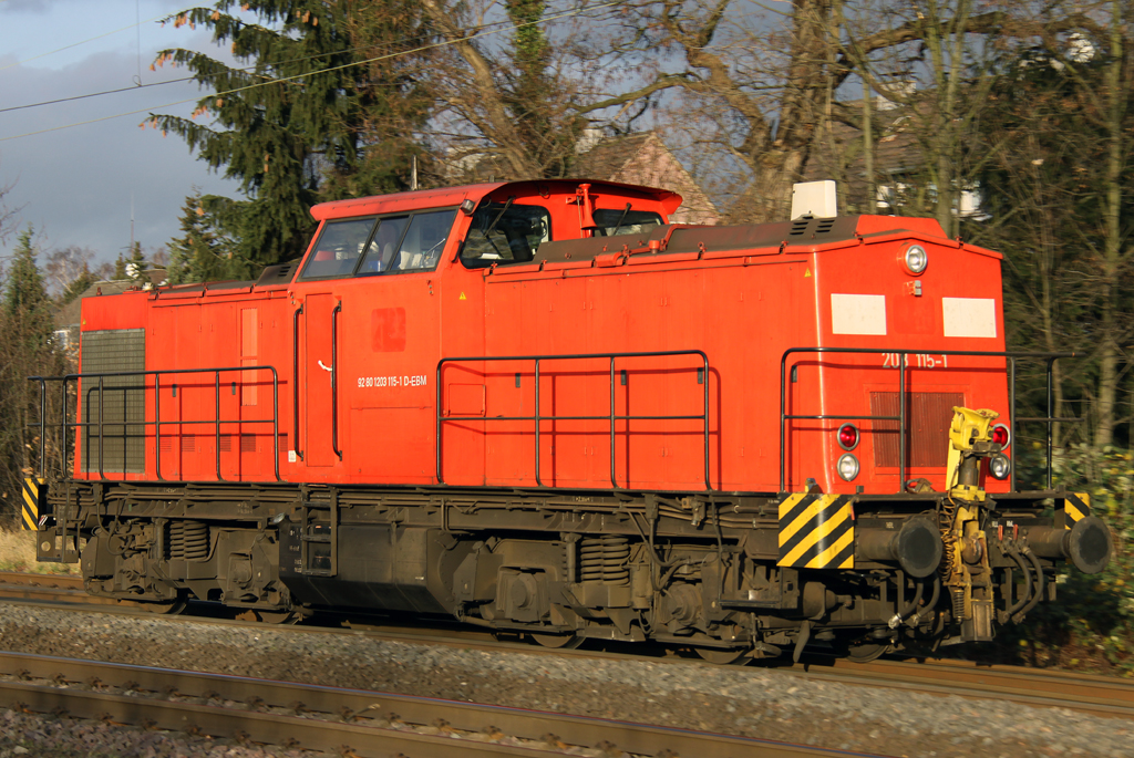 Die 203 115-1 der EBM rauscht Lz durch Ratingen Lintorf am 10.12.2011