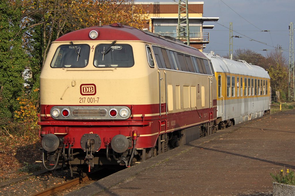 Die 217 001-7 mit einen Messwagen , abgestellt in Mnchengladbach Hbf , am 11,11,09