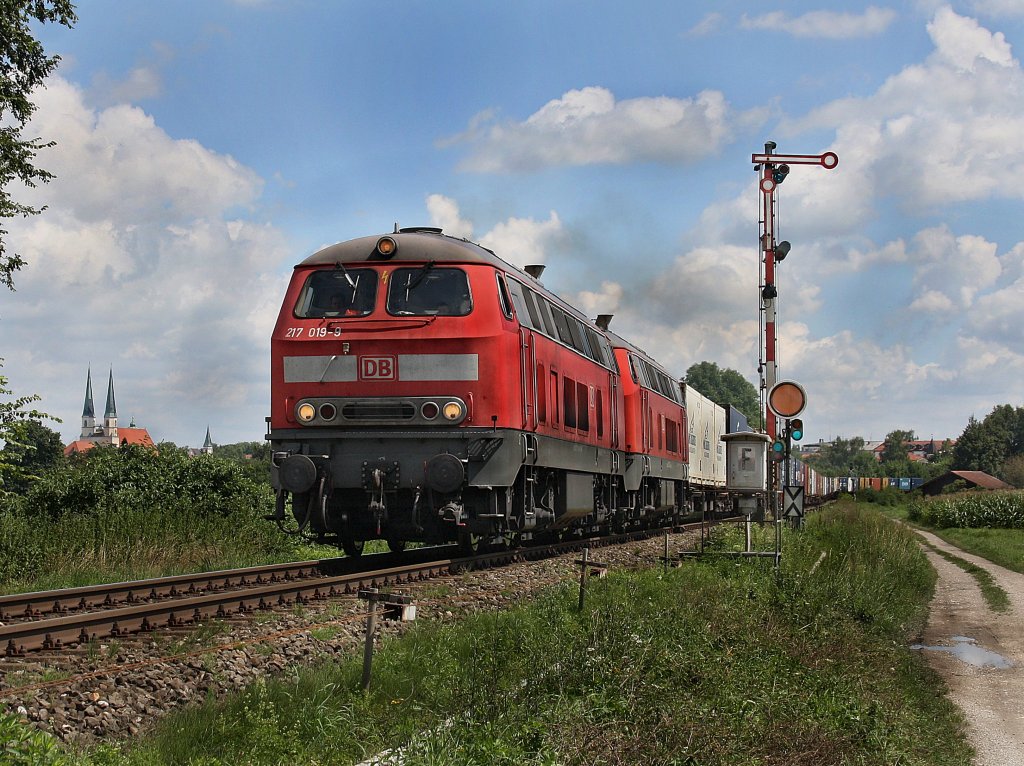 Die 217 019 und die 217 012 am 09.08.2010 mit dem Wacker Shuttle unterwegs bei Alttting. 