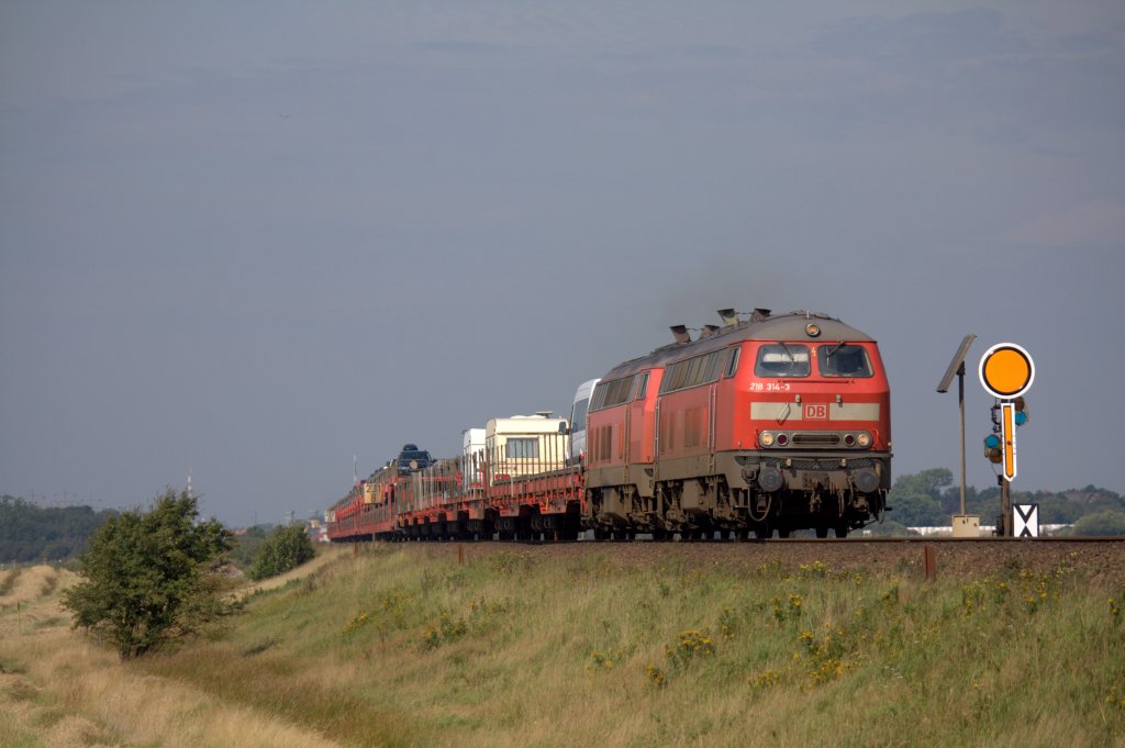 Die 218 314-3 fuhr am 21.08.2011 ber Sylt.