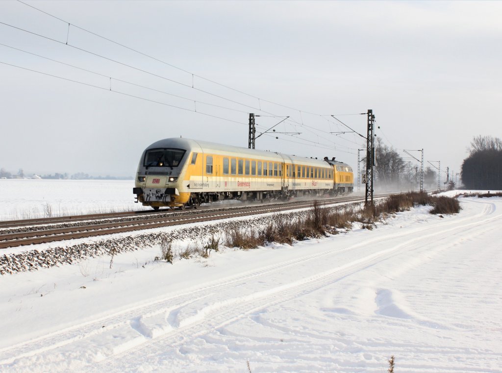 Die 218 392 mit einem Messzug am 12.12.2012 unterwegs bei Langenisarhofen.