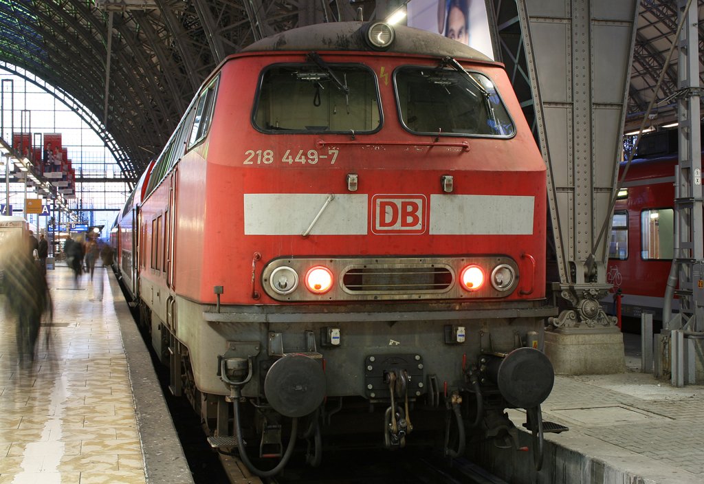 Die 218 449-7 steht mit Dostos und anlaufender Zugheizung lautstark zu hren in Farnkfurt HBF am 21.10.2009