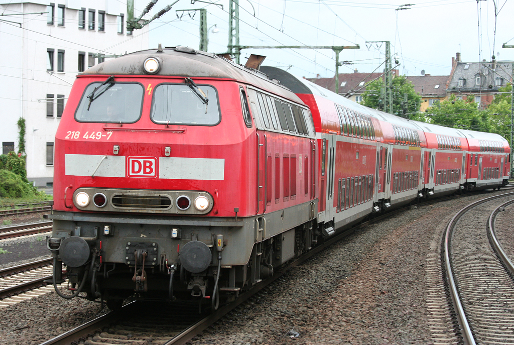 Die 218 449-7 zieht einen RE aus Glauburg Stockheim in Frankfurt West am 17.08.2010