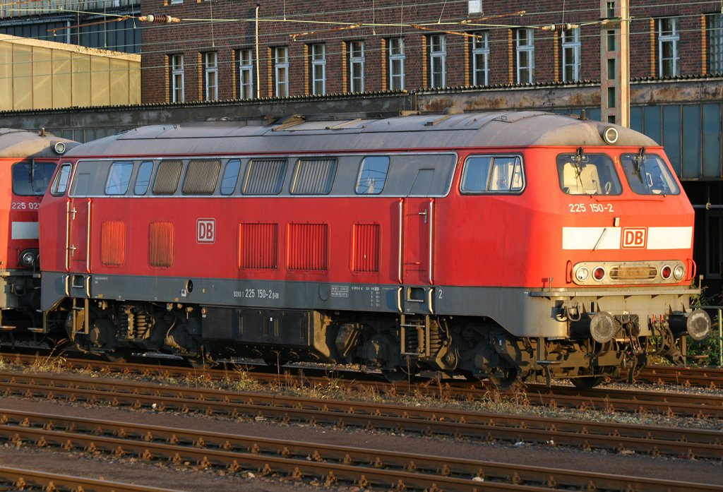 Die 225 150-1 und 225 021 steht in DT abgestellt fr weitere Arbeit, aufgenommen in Wanne Eickel am 15.11.2009