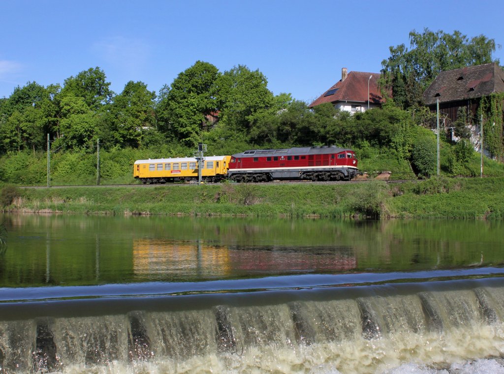 Die 232 223 mit einem Bauzugbegleitwagen am 15.05.2013 unterwegs bei Moosburg.