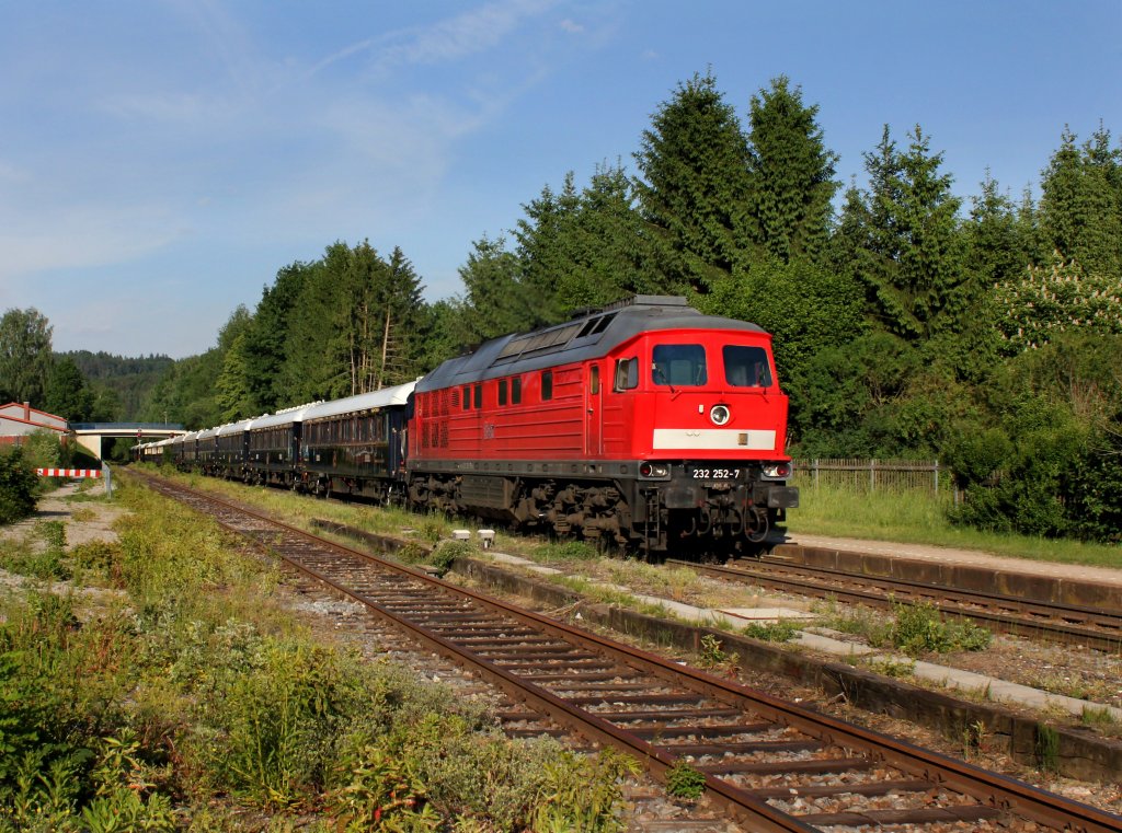 Die 232 252 mit dem Orientexpress nach Paris am 26.05.2012 bei der Durchfahrt in Arnschwang.