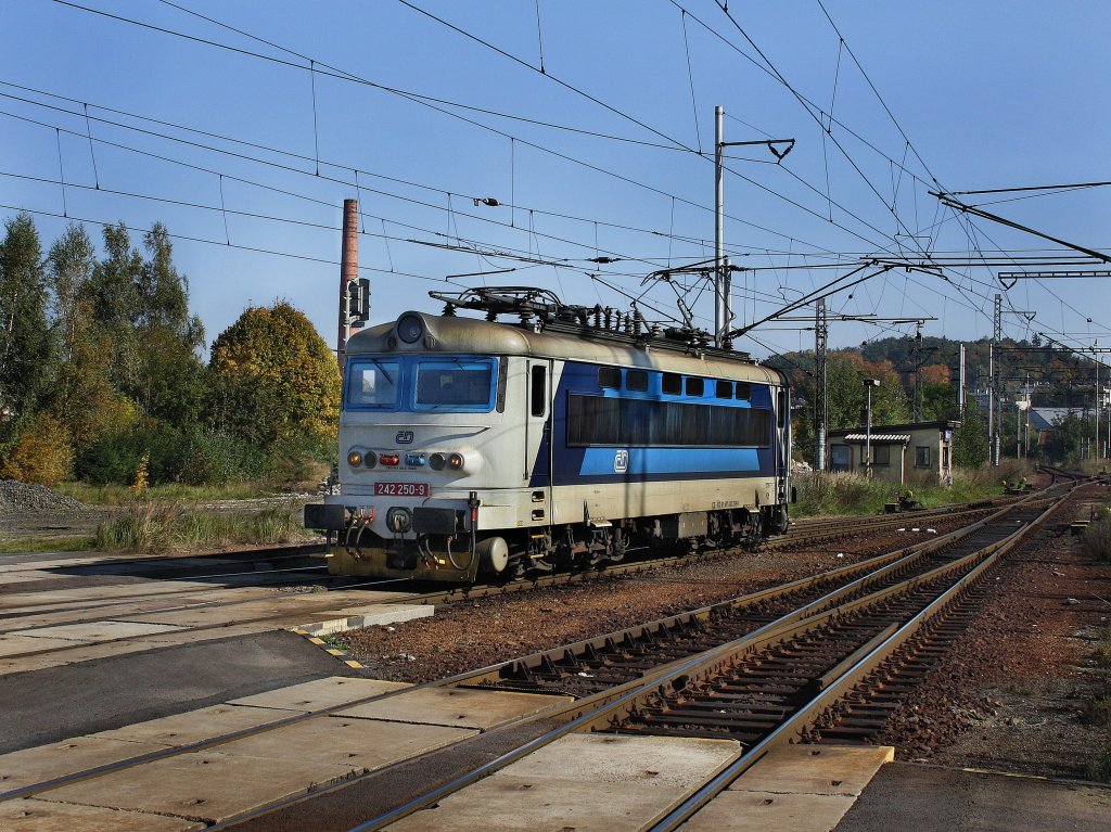 Die 242 250 am 10.10.2010 bei einer Rangierfahrt in Klatovy. 