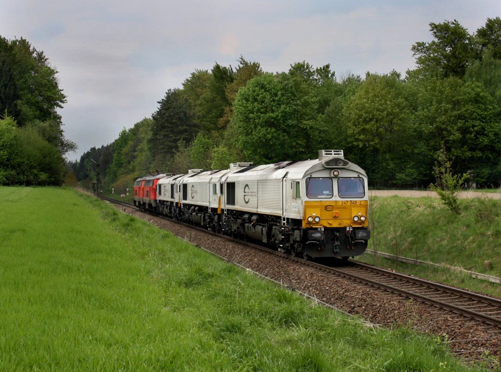 Die 247 048 mit zwei weiteren 247er und zwei 217er am 26.04.2011 bei der Einfahrt in Tling.