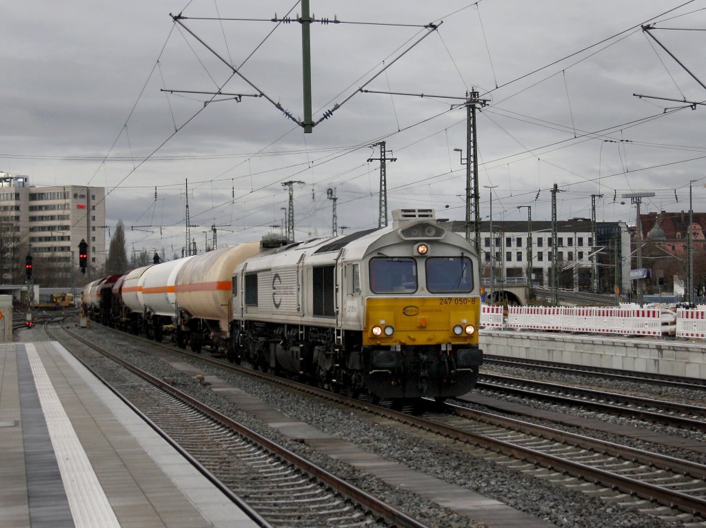 Die 247 050 am 04.12.2011 mit einem Gterzug bei der Durchfahrt in Mnchen Ost.