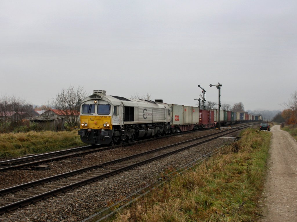 Die 247 054 am 11.11.2011 mit einem Containerzug bei der Durchfahrt in Tling.