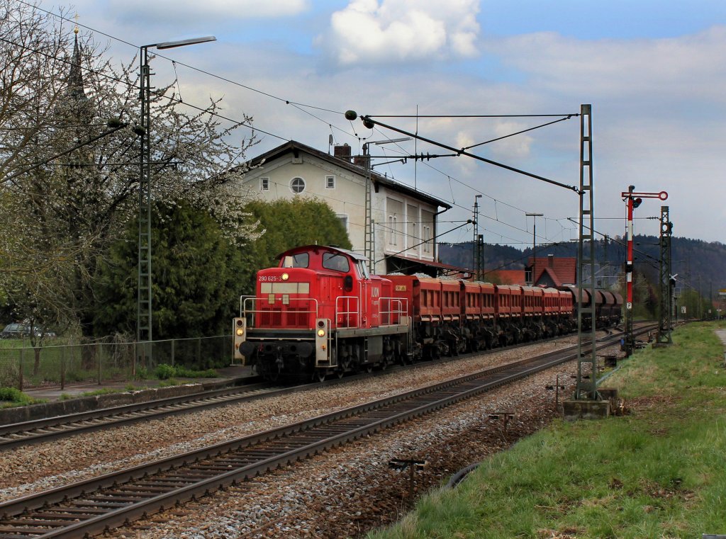 Die 290 625 mit einem Schotterzug am 17.04.2012 unterwegs bei Pleinting.