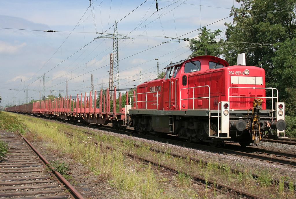 Die 294 857-8 zieht Rungenwagen durch Ratingen Lintorf am 17.08.2011