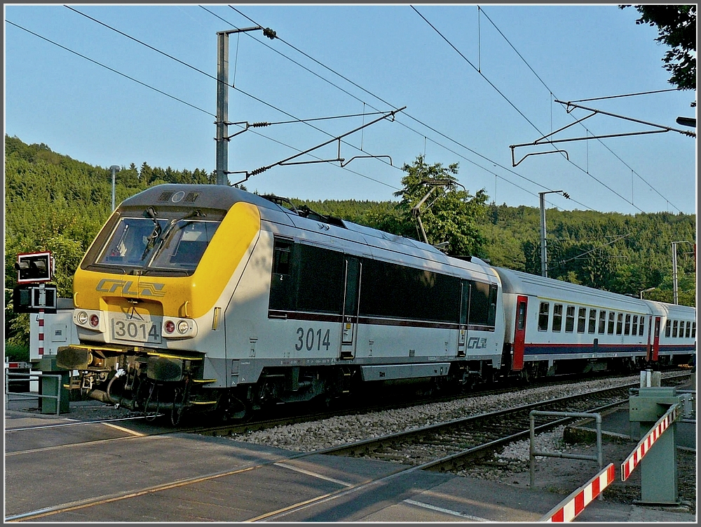 Die 3014 streckt ihre Nase in die Abendsonne, als sie mit dem IR 120 Luxembourg-Liers, bestehend aus SNCB I 10 Wagen (anstatt den bisherigen I 6) die Haltestelle Drauffelt am 27.06.10 verlsst. (Hans)