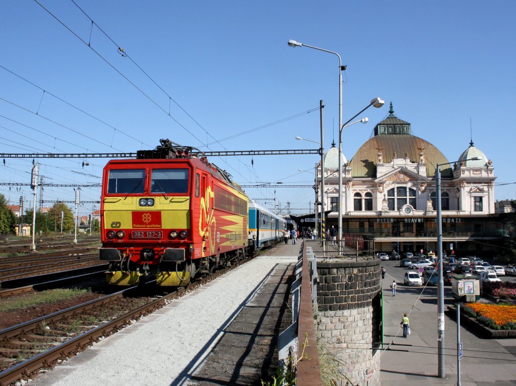 Die 362 127 am 01.10.2011 im Pilsener Hbf. 