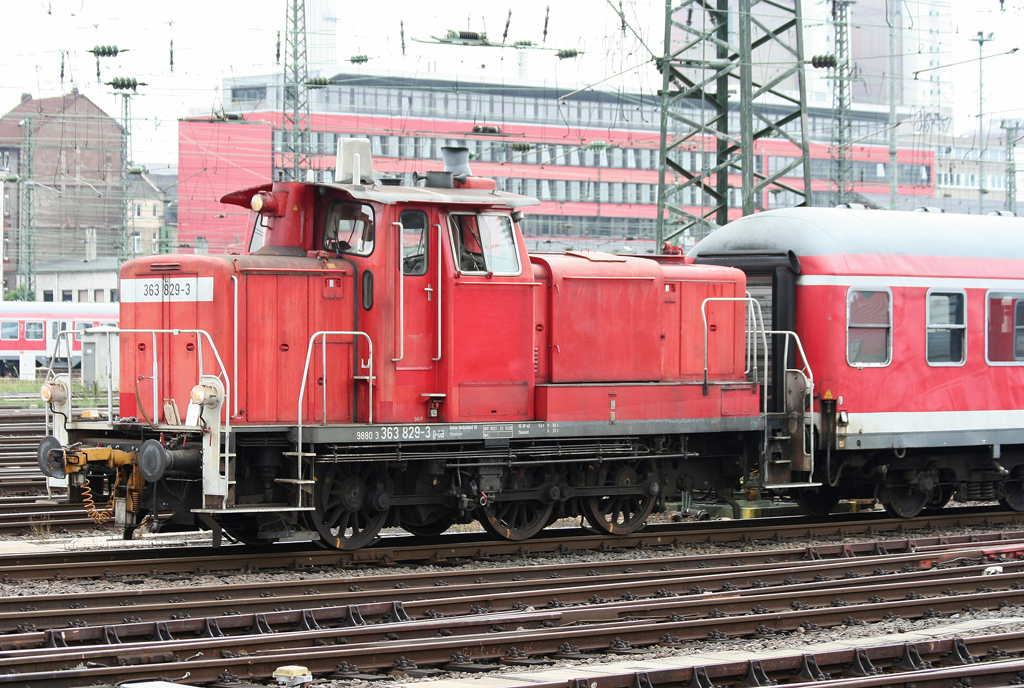 Die 363 820-3 rangiert Silberlinge stilecht durch Frankfurt a.M. HBF am 17.08.2010