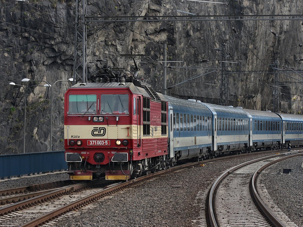 Die 371 003 am 04.04.2010 mit einem EC nach Budapest bei der Einfahrt in st nad Labem Hbf.