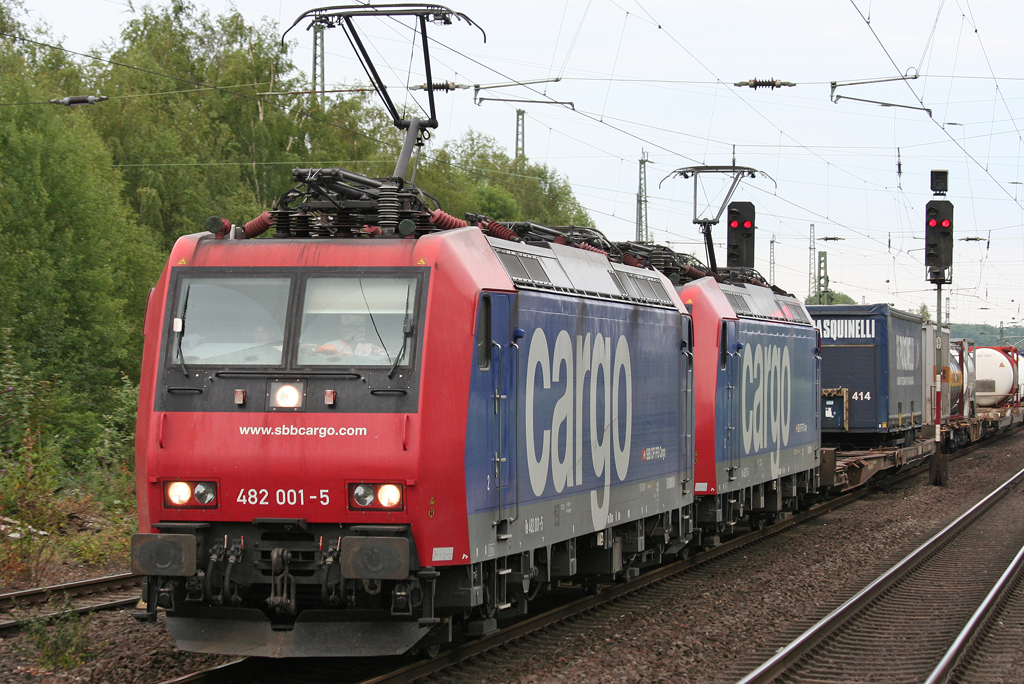 Die 482 001-5 zieht in DT einen Gz durch Viersen am 31.07.2010