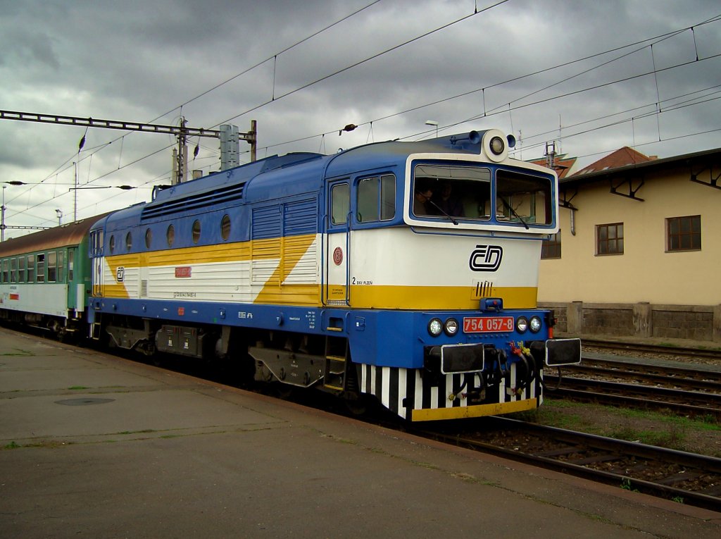 Die 754 057 am 03.10.2008 mit einem Personenzug im Pilsener Hbf. 