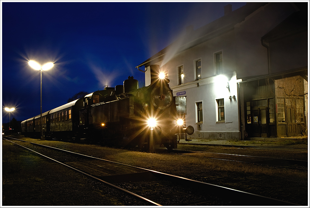 Die 93.1420 steht vor dem Bahnhof Mistelbach-Lokalbahnhof nach einer erfolgreichen Fotofahrt durch das Pulkautal. 10.12.2011