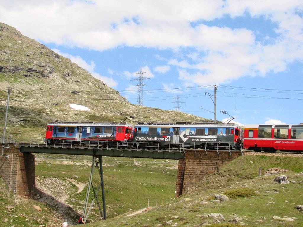 Die ABe 4/4 III 56 und 53 zwischen Bernina Lagalb und Ospizio Bernina im 70 o/oo steigung ...

 21 06 2011