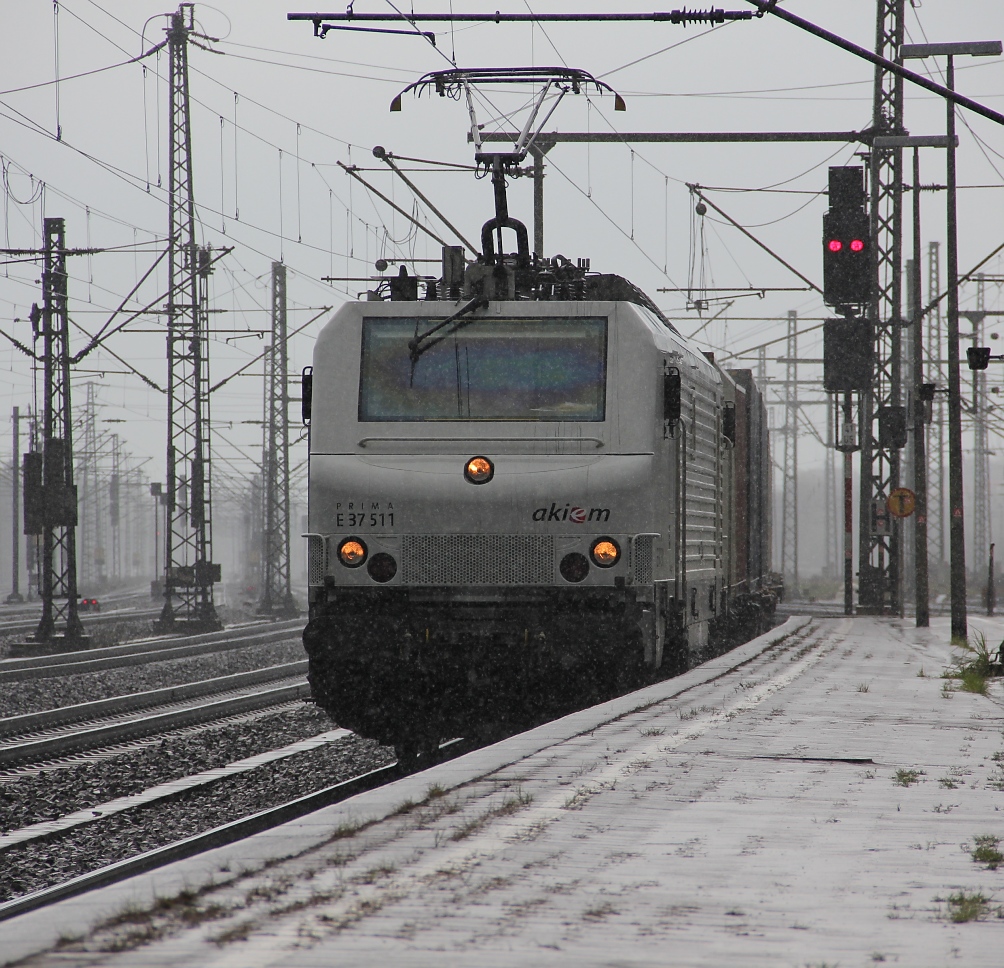 Die akiem E37 511 kmpft sich mit ihrem Containerzug durch den Regen in Hamburg-Harburg. Aufgenommen am 12.04.2012.