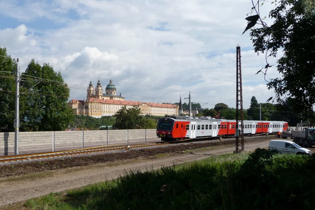 Die alten Stahlmasten sind Geschichte und werden demnchst vollstndig entfernt, eine Schallschutzmauer versperrt die freie Sicht auf den Hintergrund. Trotzdem ist mir noch diese Aufnahme mit der rot/grauen 4020.314-3 vor dem Stift Melk gelungen.