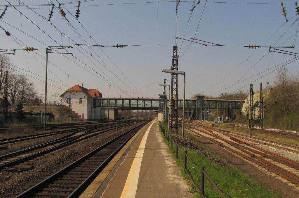 Die Bahnsteige in Mainz-Bischofsheim; 29.03.2011