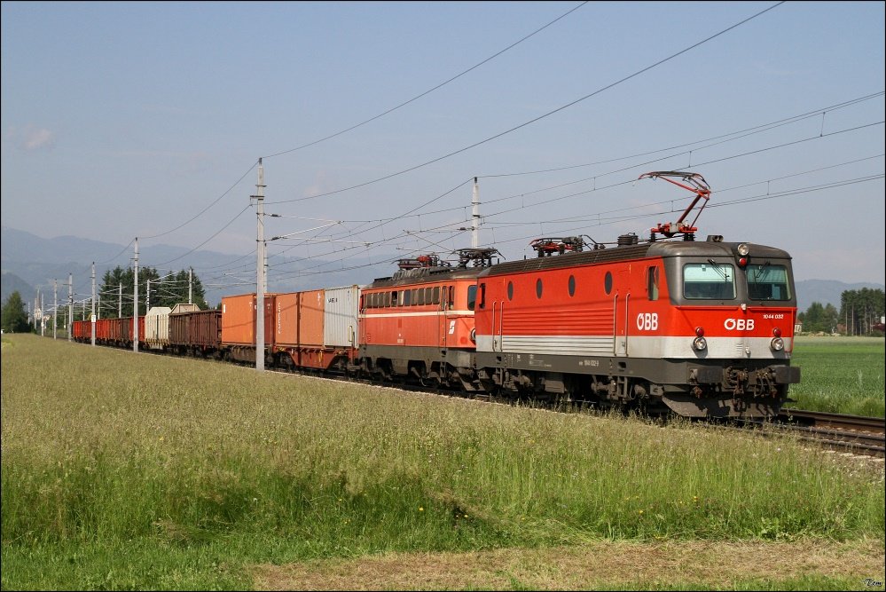 Die beiden E-Loks 1044 032 + 1042 041 (kalt) ziehen diesen Gterzug in Richtung Bruck an der Mur. 
Lind bei Zeltweg 9.6.2010