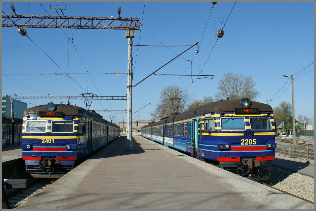 Die beiden Elektrirautee Triebzge 2401 und 2205 warten in Tallinn auf die Abfahrt nach Keila. 
8. Mai 2012