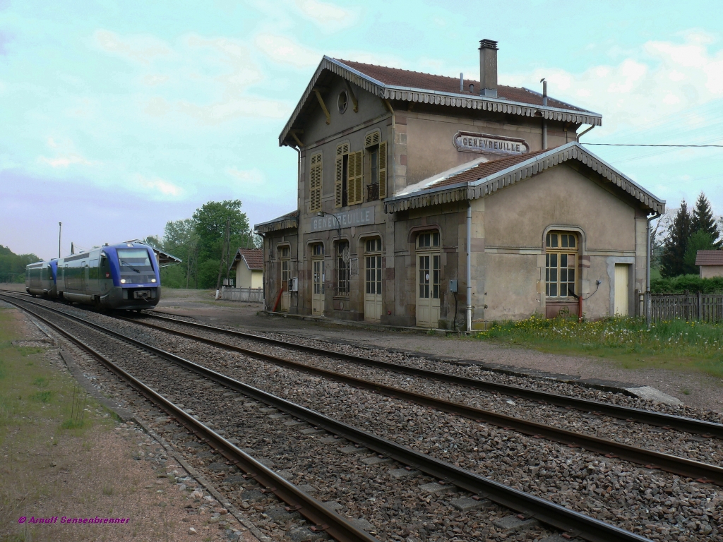 Die beiden SNCF X73613+X73799 durchfahren hier auf der franzsischen Ostbahn auf dem Weg von Lure nach Vesoul den Bahnhof von Genevreuille.
Hier wird heute durchgefahren und dieser Bahnhof prsentiert sich daher als komplett original erhaltener franzsischer Landbahnhof.
08.05.2010  Genevreuille-Gare 

