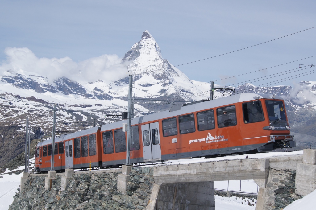 Die beiden Triebwagen Bhe 4/6 3083 und Bhe 4/6 3081 befinden sich am 12.6.11 unterhalb der Bergstation Gornergrat.