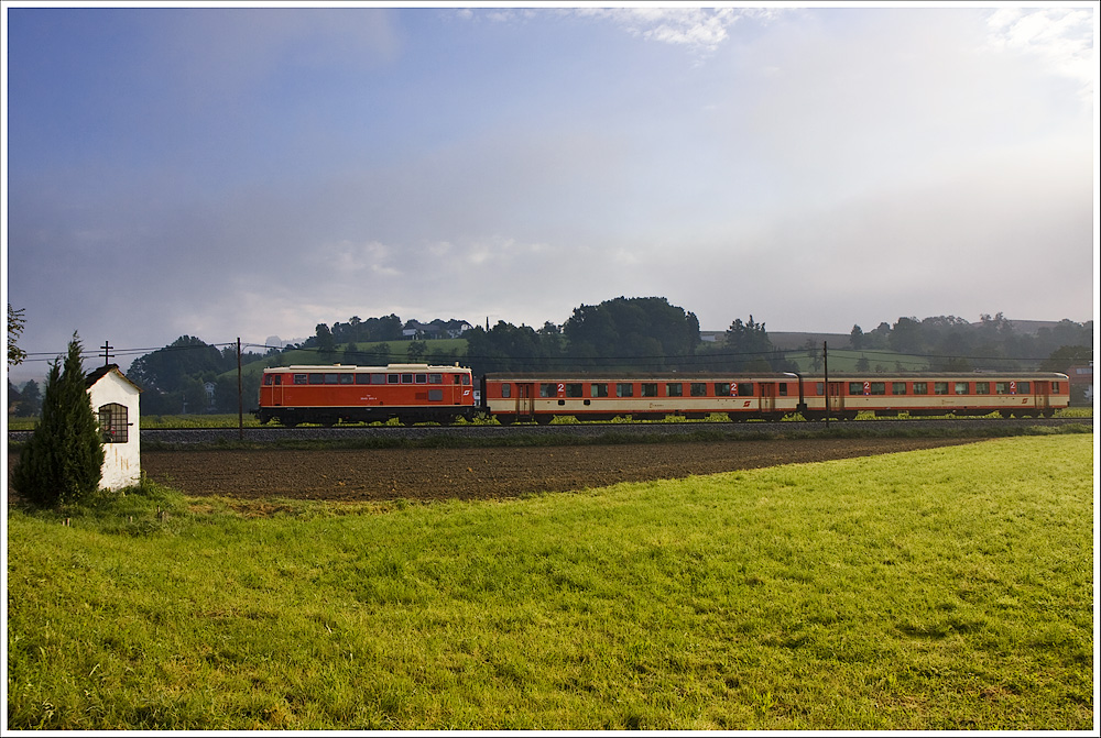 Die blutorange 2043.005 zieht den SR19964 (Linz Urfahr-Rottenegg-Aigen) in den Morgenstunden des 5.9.2010 nahe Ottensheim.