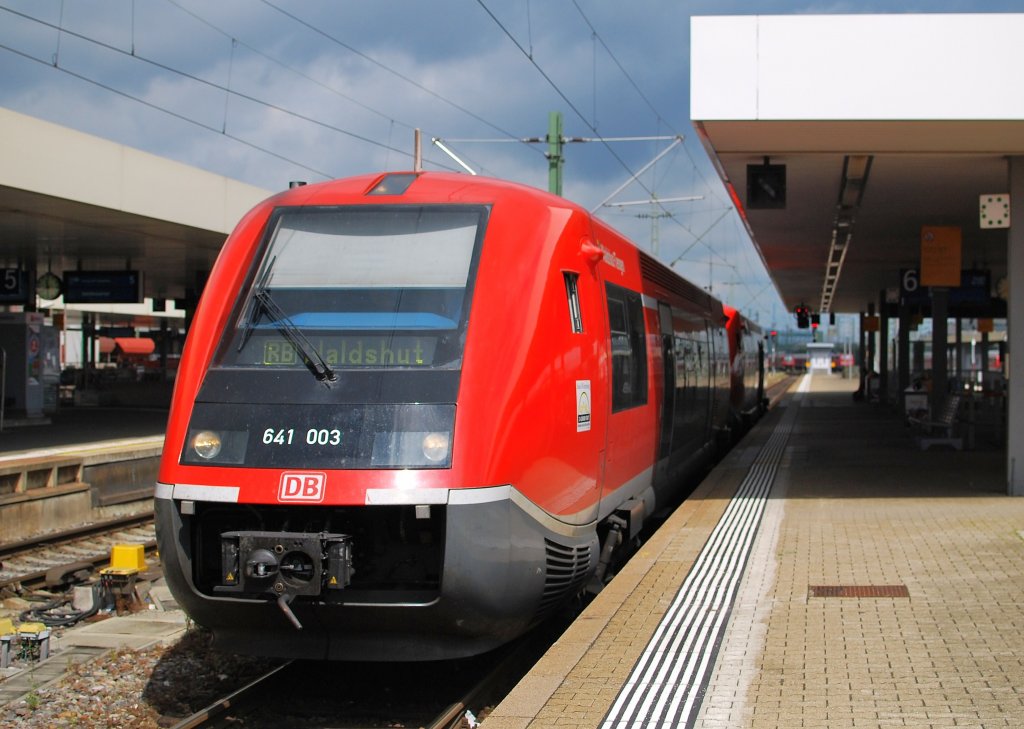 Die BR 641 003 mit RB nach Waldshut kurz fur abfahrt aus Basel Bad Bf  am 26. 07 2010.