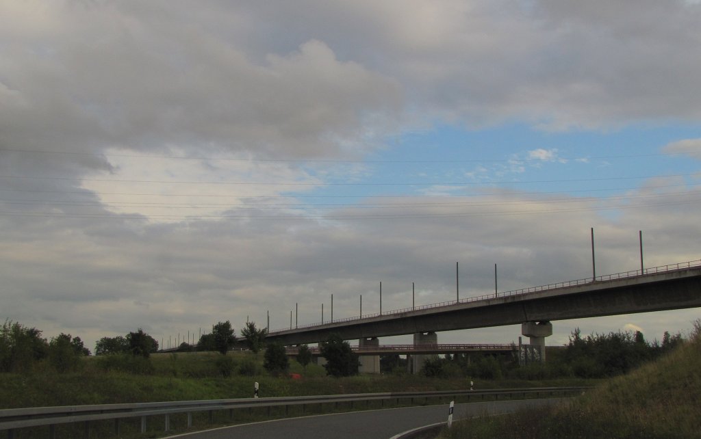 Die Brcke Molsdorf der zuknftigen Neubaustrecke von Nrnberg nach Erfurt, am Autobahnkreuz Erfurt; 09.09.2011