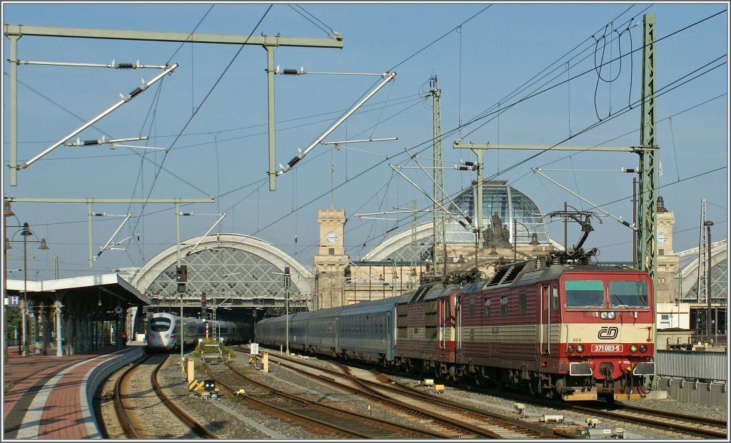 Die CD 371 003-5 und eine bequeme Schwesterlok fahren am 24. September mit einem EC in Dredsen Richtung Ungarn aus. 
