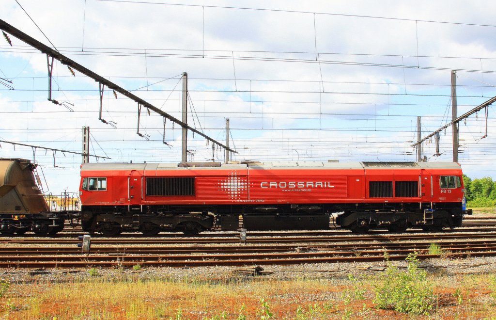 Die Class 66 PB13  Ilse  von Crossrail fhrt mit einem Kurzen Silozug aus Herentals(B) nach Poznen(PL) und fhert in Richtung Aachen-West bei der Ausfahrt aus Montzen-Gare(B) bei schnem Sonnenschein am 2.6.2013.