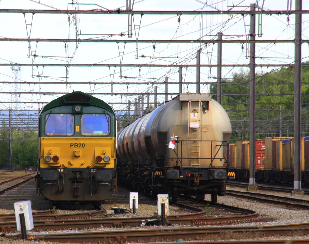 Die Class 66 PB20 von Railtraxx BVBA steht in Montzen-Gare(B) mit einem sehr langen Containerzug bei Sonnenschein und Wolken am 2.6.2013.