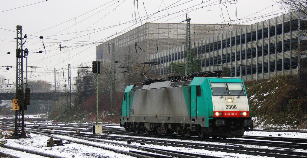 Die Cobra 2806 rangiert in Aachen-West bei Winterwetter mit Schneeregen und Regen am 9.12.2012.