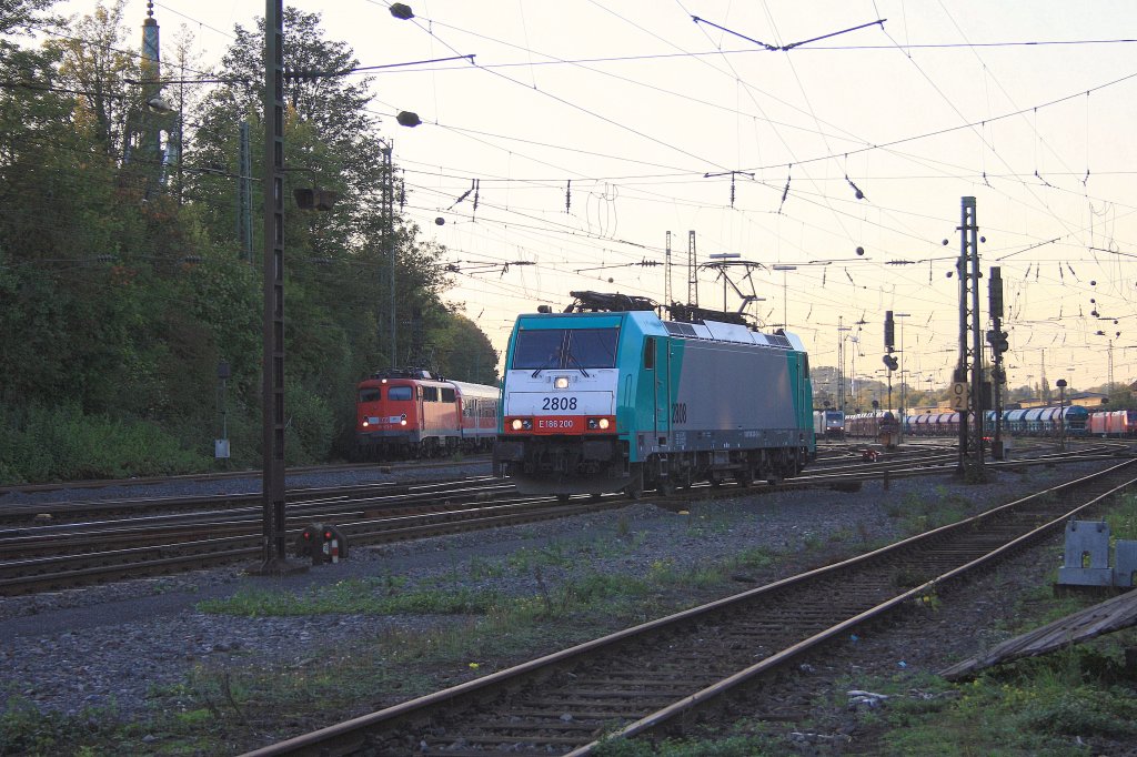 Die Cobra 2808 rangiert in Aachen-West bei Abendsonne.
13.10.2011