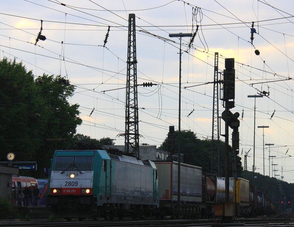 Die Cobra 2809 fhrt mit einem langen Containerzug aus Gallarate(I) nach Antwerpen-Oorderen(B) bei der Abfahrt aus Aachen-West und fhrt in Richtung Montzen/Belgien  in der Abendsonne und Wolken am Abend vom 26.6.2013.