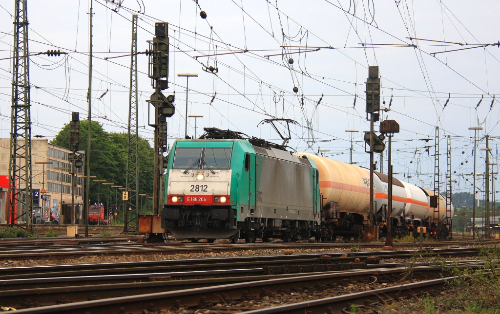 Die Cobra 2812 fhrt mit einem gemischten Gterzug aus Antwerpen-Noord(B) nach Kln-Gremberg bei der Ausfahrt in AacheWest und fhrt in Richtung Kln am Abend des 18.7.2012.