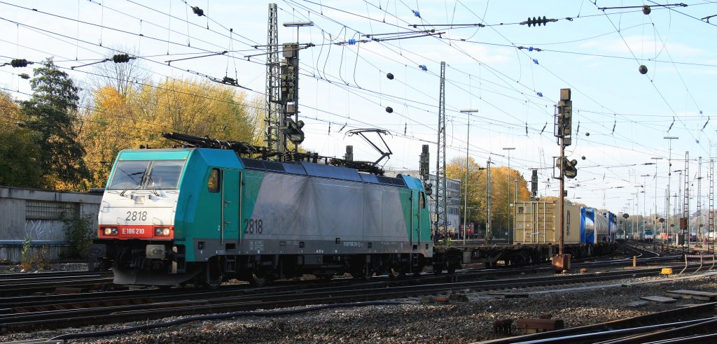 Die Cobra 2818 fhrt mit einem Containerzug aus Gallarate(I) nach Antwerpen-Oorderen(B) bei Abfahrt in Aachen-West und fhrt in Richtung Montzen/Belgien bei schnem Herbstwetter am 9.11.2012.