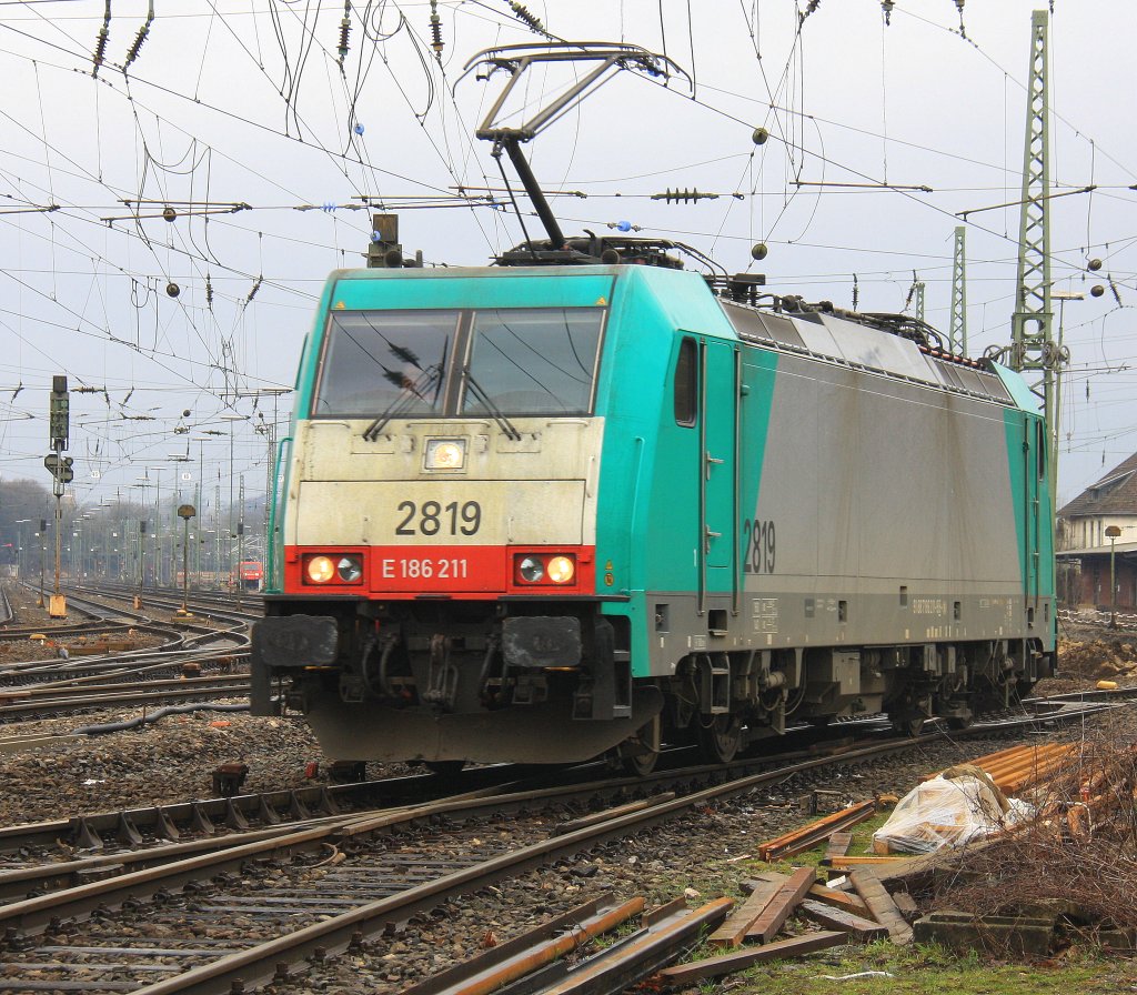 Die Cobra 2819 rangiert in Aachen-West bei Regenwolken am 9.3.2013.